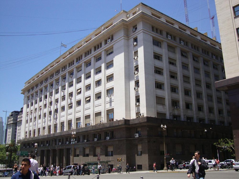 Argentina's Treasury Rolls Over 103% of Maturing Debt, Cuts Borrowing Costs
