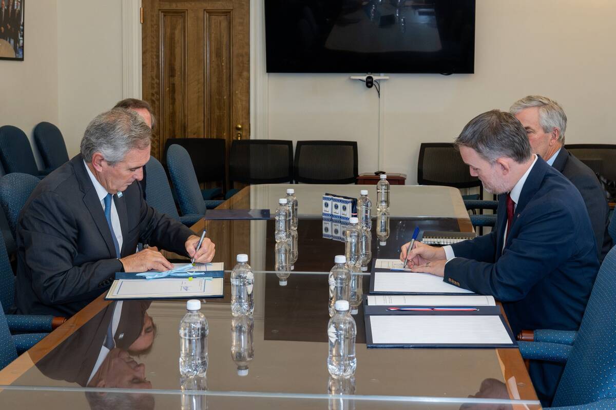 Milei Lands in Washington as Argentina Signs Trade Deal Protocol With US