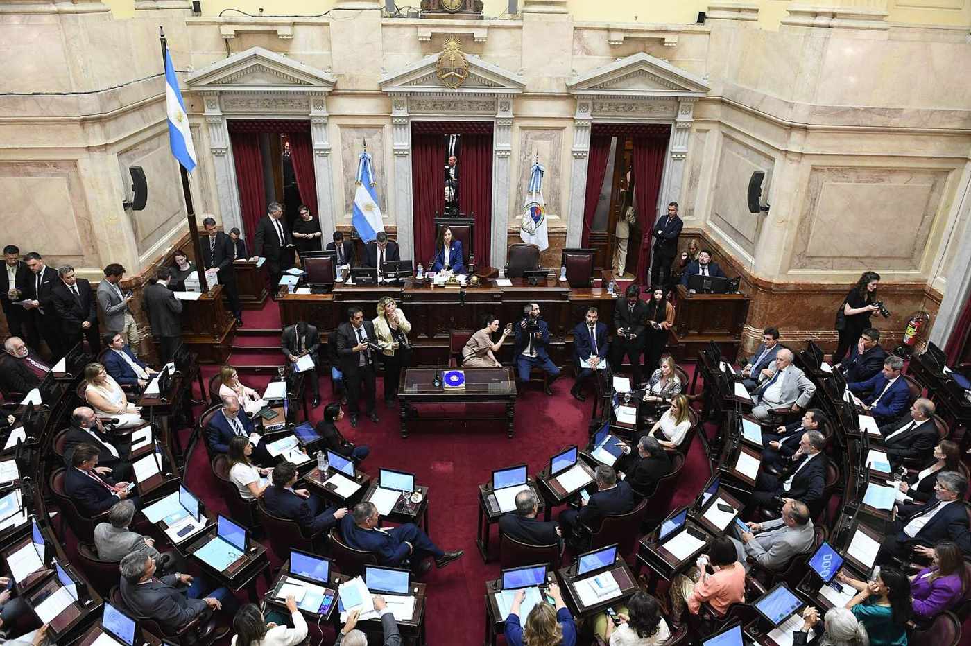 Senate Cuts 'Cold Zone' Gas Subsidies and Rewrites Central Bank Charter in Double Win for Milei